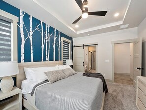 4 habitaciones, escritorio y tabla de planchar con plancha 