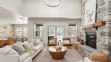 Smart TV, chimenea, reproductor de DVD y futbolito