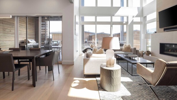 A spacious living area with a dining table, sofas, and a fireplace. - Slopewatch by Avantstay Ski-in/out Luxe Retreat (Park City)
