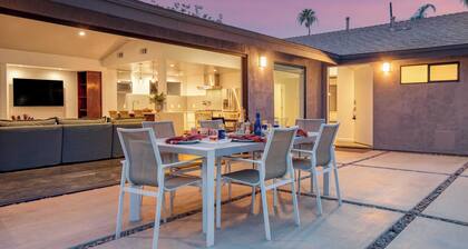 2 Modern Villas On the Golf Course Putting Green, Pool, Hot Tub Sleeps 22