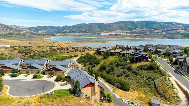 A residential area with houses, a road, and a lake in the background. - Lucky Bill by Avantstay Lake Views, 15mins to Park City Mtn (Heber City)