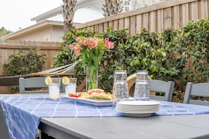 Outdoor dining - Bottlenose by Avantstay Walk to Miramar Beach (Miramar Beach)