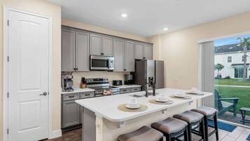 Casa geminada, várias camas, varanda, vista para o jardim (Caribbean Dreamin) | Cozinha privada | Geladeira, micro-ondas, fogão, cooktop