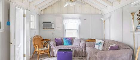 บ้านพัก, หลายเตียง, ห้องครัว, วิวสวน (Cozy Gem) | บริเวณนั่งเล่น | ทีวี 40 นิ้ว พร้อมช่องดิจิตอล
