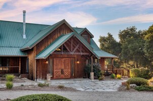 House (6 Bedrooms) | Interior