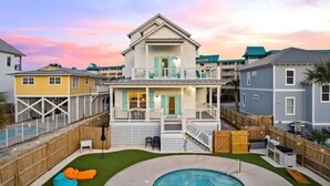 A two-story house with a balcony, a pool, and a fenced backyard. - Tidepool by Avantstay 2min Walk to Miramar Beach! (Miramar Beach)