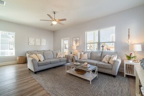 Interior - Tidepool by Avantstay 2min Walk to Miramar Beach! (Miramar Beach)