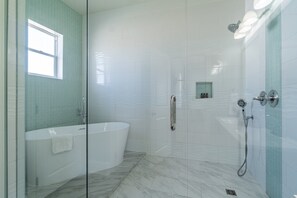 Bathroom - Tidepool by Avantstay 2min Walk to Miramar Beach! (Miramar Beach)