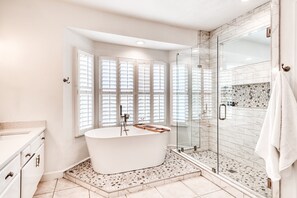 House (4 Bedrooms) | Bathroom | Bathtub - Miramar Manor by Avantstay Walk to the Beach! (Miramar Beach)