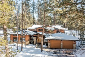 Exterior - Base Camp by Avantstay Magical Cabin w/ Sauna, Hot Tub & Close to Snow & Golf (Bend)