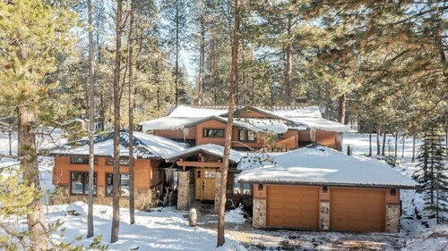 Base Camp by Avantstay Magical Cabin w/ Sauna, Hot Tub & Close to Snow & Golf