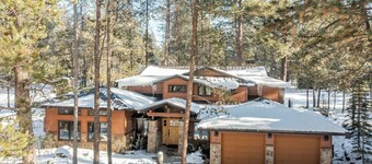 Base Camp by Avantstay Magical Cabin w/ Sauna, Hot Tub & Close to Snow & Golf
