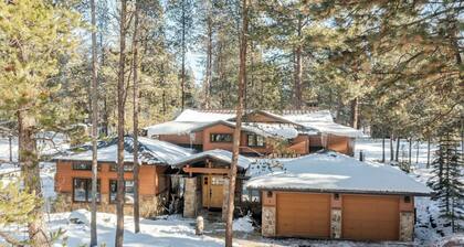 Base Camp by Avantstay Magical Cabin w/ Sauna, Hot Tub & Close to Snow & Golf