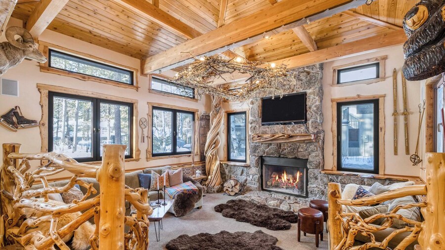 Base Camp by Avantstay Magical Cabin w/ Sauna, Hot Tub & Close to Snow & Golf