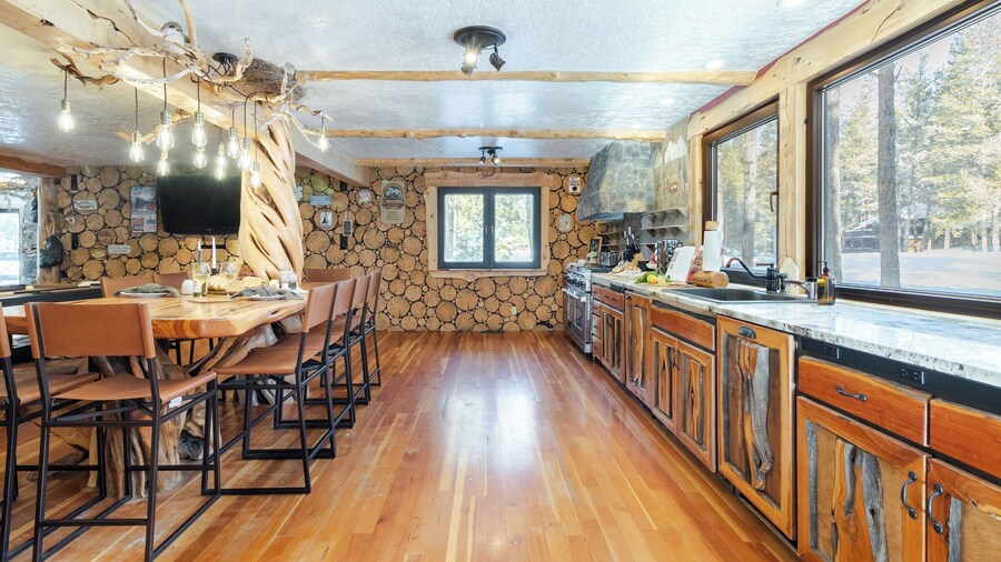 Base Camp by Avantstay Magical Cabin w/ Sauna, Hot Tub & Close to Snow & Golf