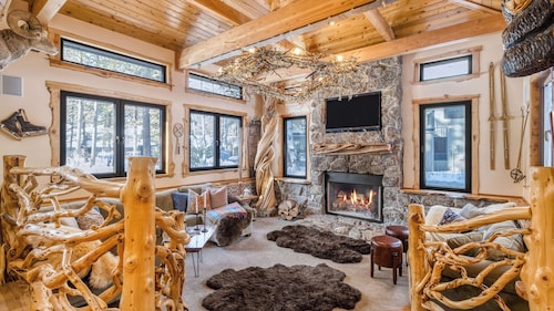 Base Camp by Avantstay Magical Cabin w/ Sauna, Hot Tub & Close to Snow & Golf