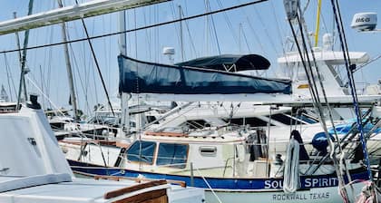 Spacious yacht on the bay. Walk to beach. Bring boards, water toys!