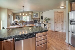 Interior - Hot Tub, Air Hockey, Foosball, Deck Lounge Near Sunriver & Mt. Bachelor Skiing (Bend)