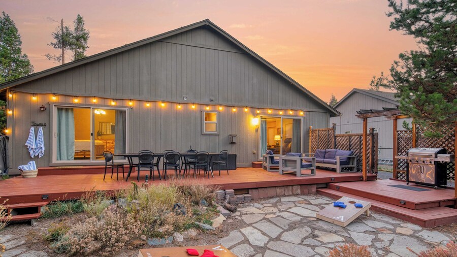 Hot Tub, Air Hockey, Foosball, Deck Lounge Near Sunriver & Mt. Bachelor Skiing
