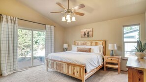 Interior - Hot Tub, Air Hockey, Foosball, Deck Lounge Near Sunriver & Mt. Bachelor Skiing (Bend)