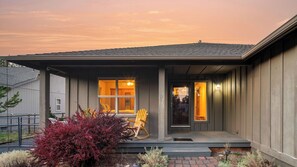 Interior - Hot Tub, Air Hockey, Foosball, Deck Lounge Near Sunriver & Mt. Bachelor Skiing (Bend)