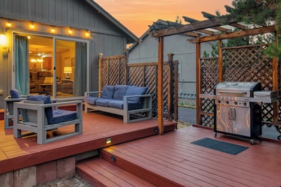 Hot Tub, Air Hockey, Foosball, Deck Lounge Near Sunriver & Mt. Bachelor Skiing