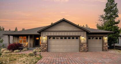 Hot Tub, Air Hockey, Foosball, Deck Lounge Near Sunriver & Mt. Bachelor Skiing