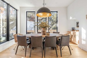 House (6 Bedrooms) | Interior