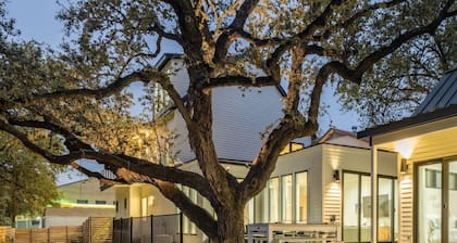 Modern Retreat w/ Pool, Guest House & Deck Lounge Henley by Avantstay