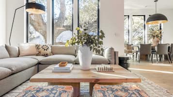 House (6 Bedrooms) | Interior