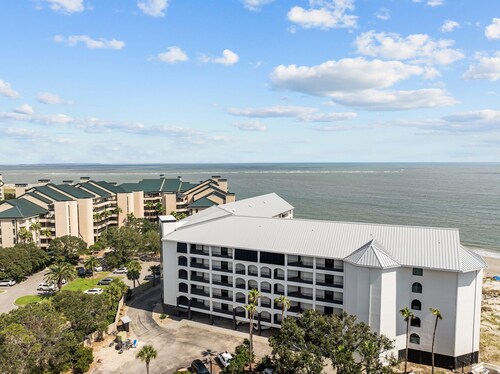 Oceanfront Condo in Wild Dunes! Community Pool! Great View Looking at Beach!