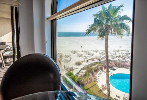 Oceanfront Condo in Wild Dunes! Community Pool! Great View Looking at Beach!