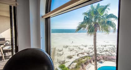 Oceanfront Condo in Wild Dunes! Community Pool! Great View Looking at Beach!