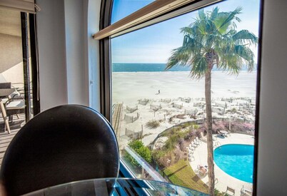 Oceanfront Condo in Wild Dunes! Community Pool! Great View Looking at Beach!