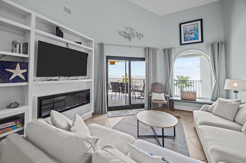 Oceanfront Top Floor Villa, Large Balcony, & Community Pool in Wild Dunes!