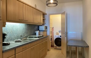 Fridge, microwave, stovetop, dishwasher