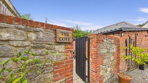 Exterior detail - The Cote, Little Upton Farm (Ashey)