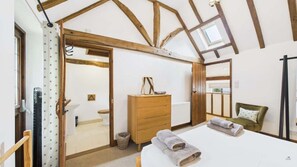 3 bedrooms, iron/ironing board, travel cot, free WiFi - The Cote, Little Upton Farm (Ashey)