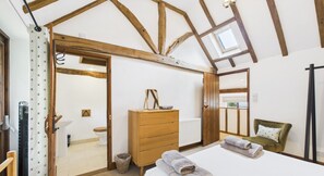 2 bedrooms, iron/ironing board, travel crib, free WiFi - The Cote, Little Upton Farm (Ashey)