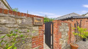 Property grounds - The Cote, Little Upton Farm (Ashey)