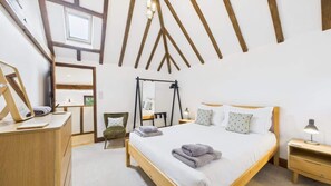 3 bedrooms, iron/ironing board, travel cot, free WiFi - The Cote, Little Upton Farm (Ashey)