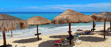 På stranden og solsenger