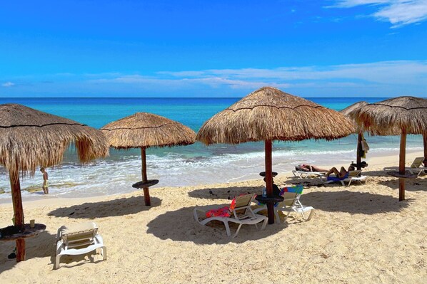 En la playa y camastros 