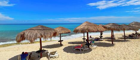 Sulla spiaggia, lettini da mare