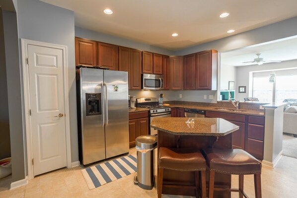 Køleskab, mikrobølgeovn, ovn, kogeplade