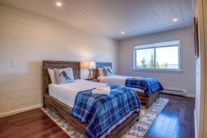 4 bedrooms, WiFi, bed sheets - Saddleback - Rock Pond Condo 24 - right above base lodge (Rangeley)