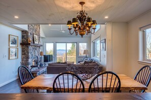 Fernseher, Kamin, Bücher