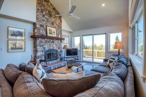 TV, fireplace, books - Saddleback - Rock Pond Condo 24 - right above base lodge (Rangeley)