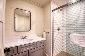 Combined shower/tub, towels - Saddleback - Rock Pond Condo 24 - right above base lodge (Rangeley)