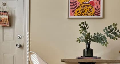 HIP EAST LAKEVIEW/LINCOLN PARK DESIGNER FLAT